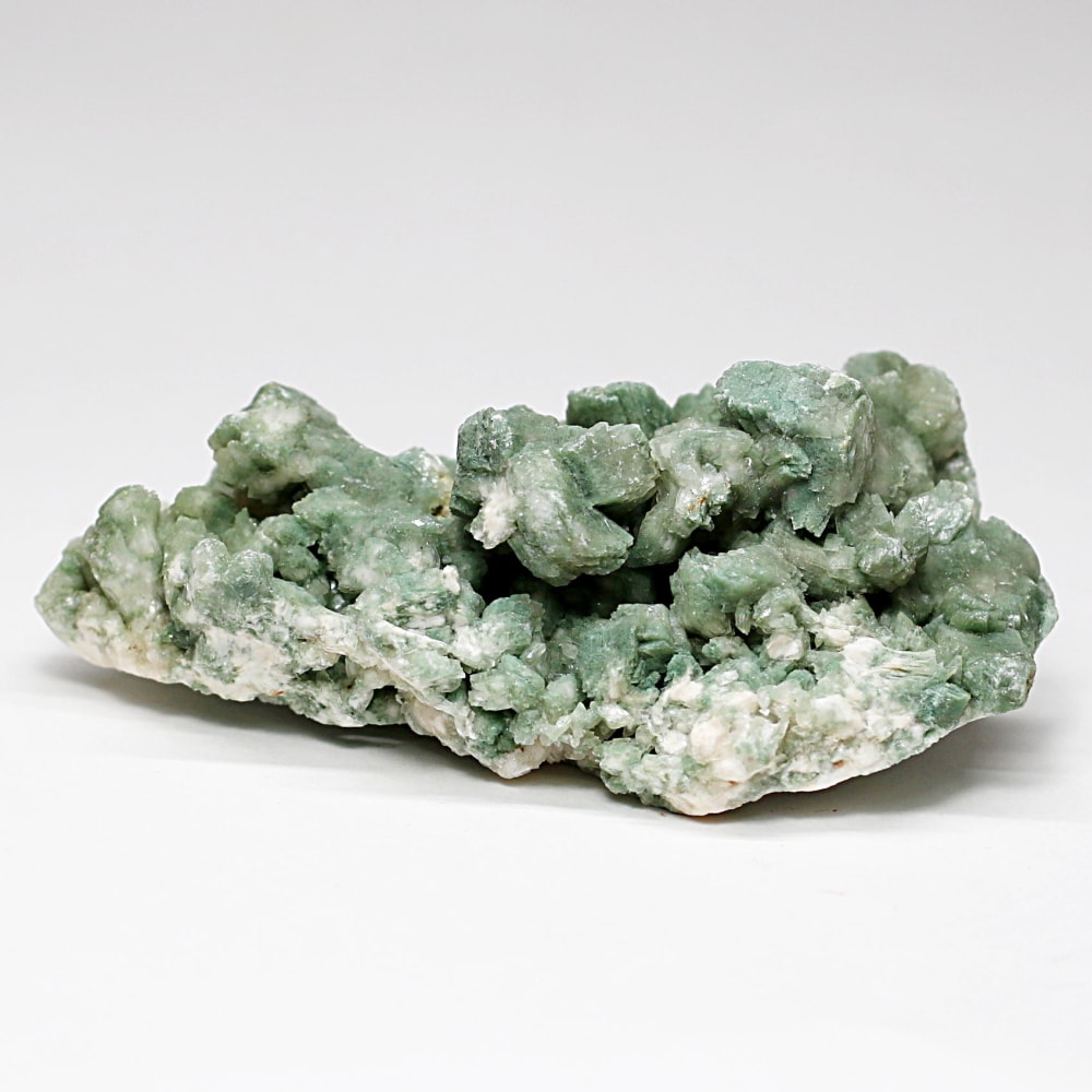 [インド/プネー産]グリーンヒューランダイト共生スティルバイト原石クラスター（緑色輝沸石/束沸石）