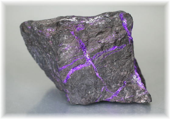 南アフリカ産]スギライト原石(SUGILITE-RAF118IS) | 天然石 