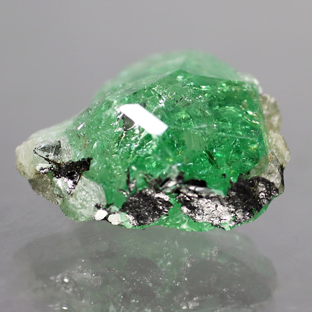 タンザニア産]ツァボライト結晶石（19.1ct・天然グリーン 